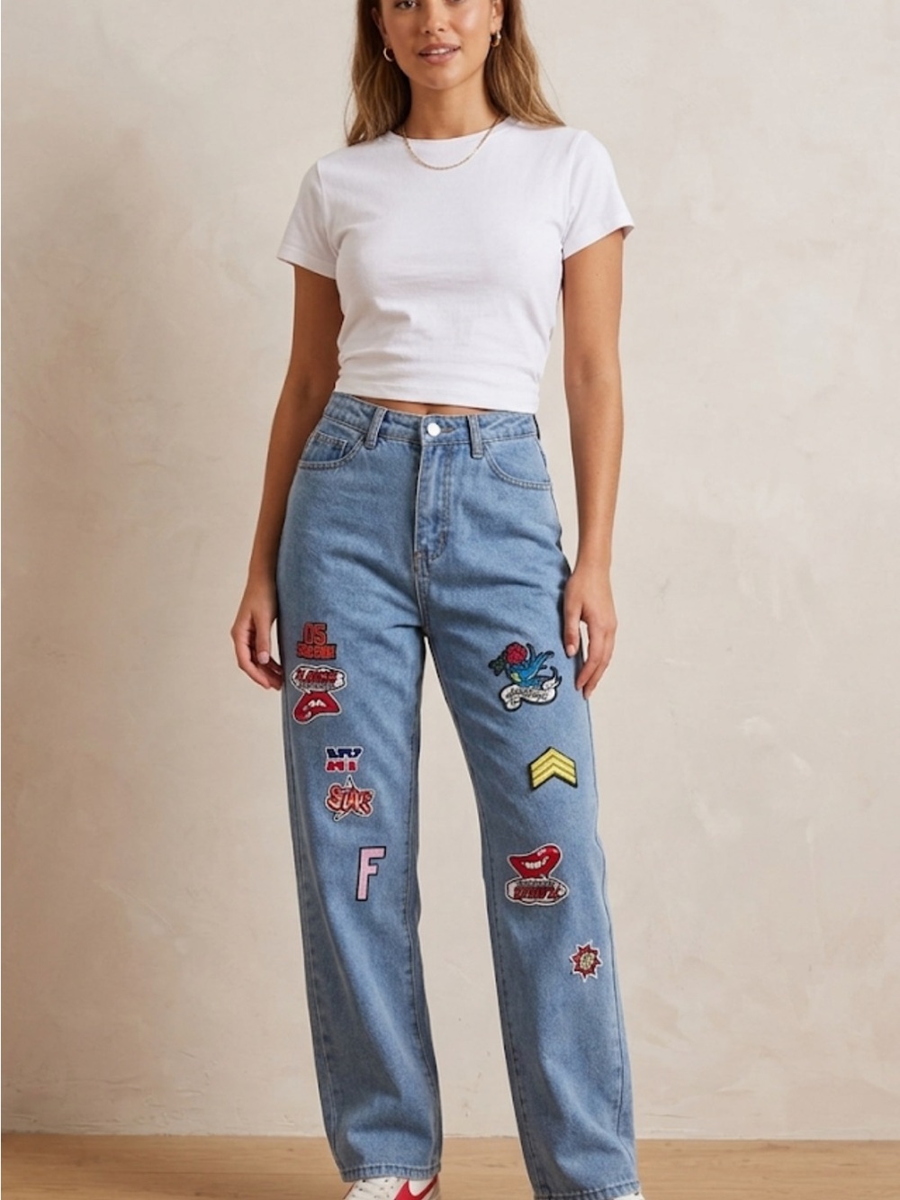 Relaxed  Boyfriend Jeans with Embroidered Patches - Light Wash